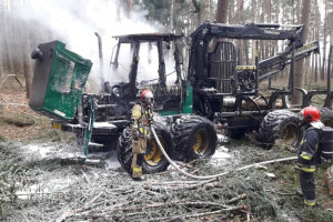 Forwarder płonął w lesie