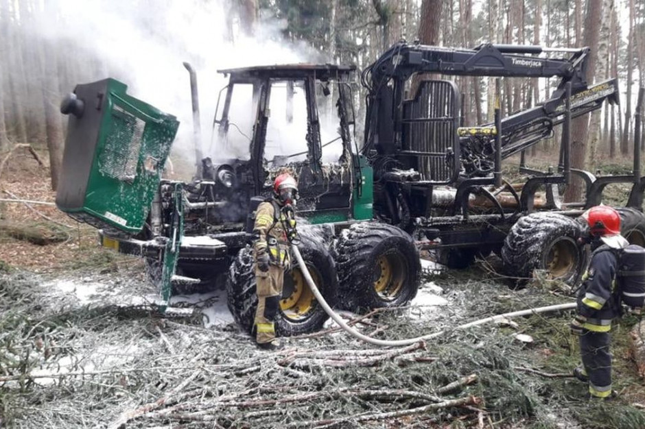 Maszyna do prac leśnych spłonęła stanęła w ogniu, fot. PSP Międzyrzec