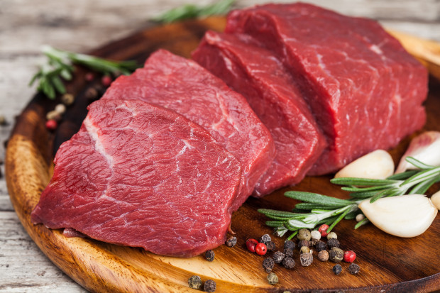 Zakaz reklamy mięsa – hodowcy wzywają Wojciechowskiego do obrony rolników