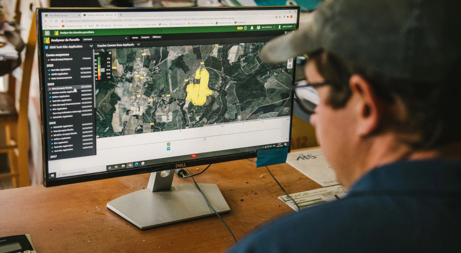Wykorzystując Operations Center, Daniel Sous może bezprzewodowo przekazywać konfigurację maszyny lub dane dotyczące zastosowania zmiennej dawki. Wystarczy wybrać obszar w panelu, a maszyna automatycznie wyreguluje dawki w zależności od lokalizacji, fot. mat. prasowy