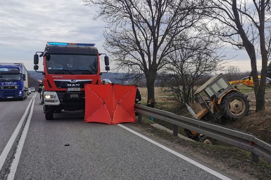 Rolnik zasłabł za kierownicą i traktor wjechał do rowu, fot. PSP Starachowice