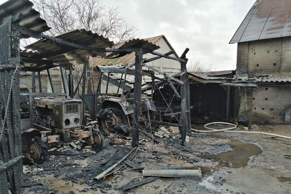 W budynku spłonęły m.in. dwa ciągniki, fot. OSP Żyrzyn