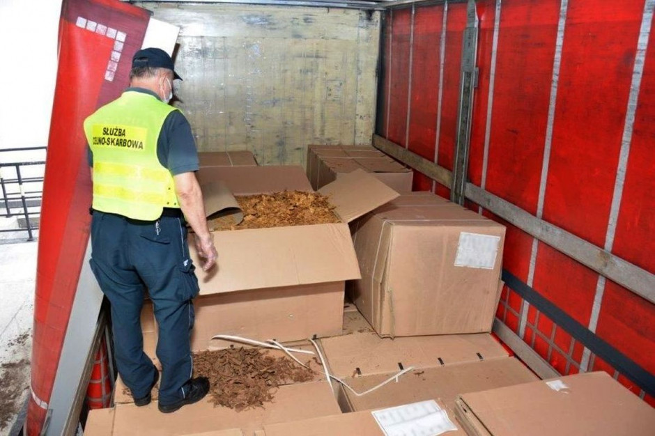 Ciężarówka wiozła 59 kartonów z krajanką tytoniową, Foto: KAS