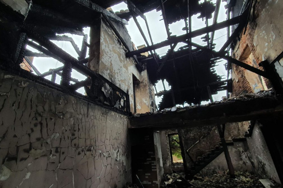 W Moszczenicy podpalacze podłożyli ogień pod niezamieszkały budynek, fot. Policja