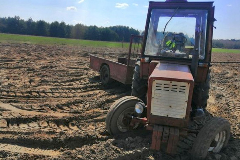 Traktorzysta zasłabł i spadł pod koła własnego pojazdu, Foto: Policja