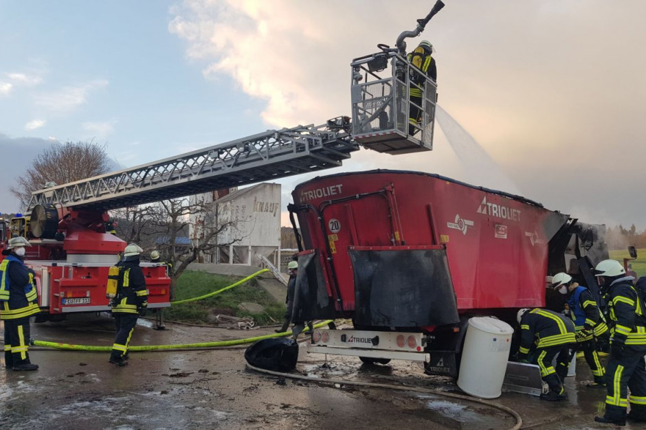 W pożarze spłonął m.in. wóz paszowy, Foto: Ochotnicza Straż Pożarna Dombuehl/Facebook