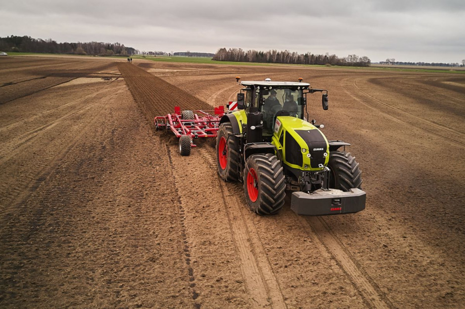 Ciągnik Claas Axion 960 z systemem CEMOS podczas jazd testowych w trakcie konkursu Claas CEMOS, fot. Claas
