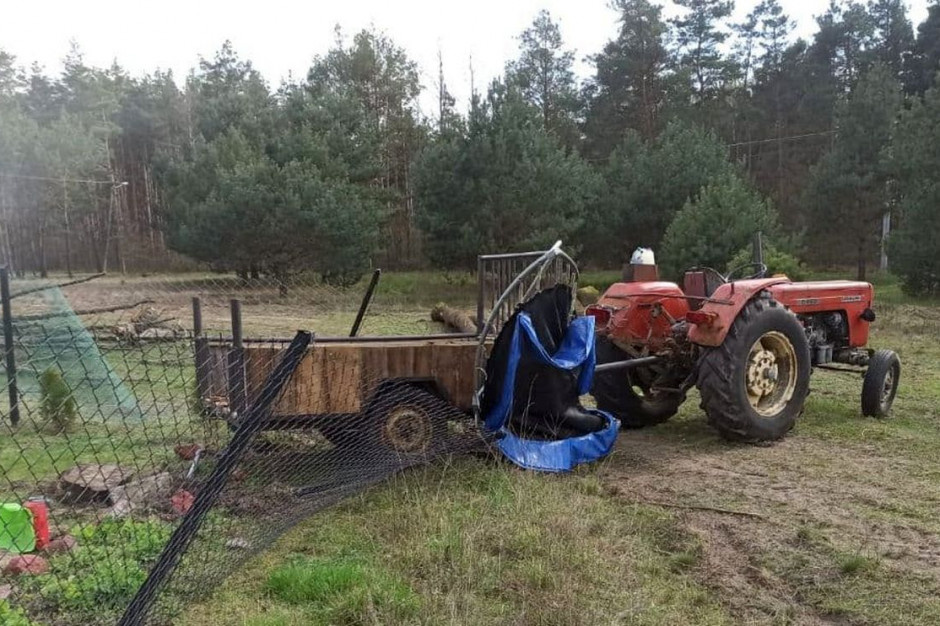 Do niebezpiecznego zdarzenia z udziałem ciągnika rolniczego doszło na terenie prywatnej posesji w gminie Iłów, fot. Policja