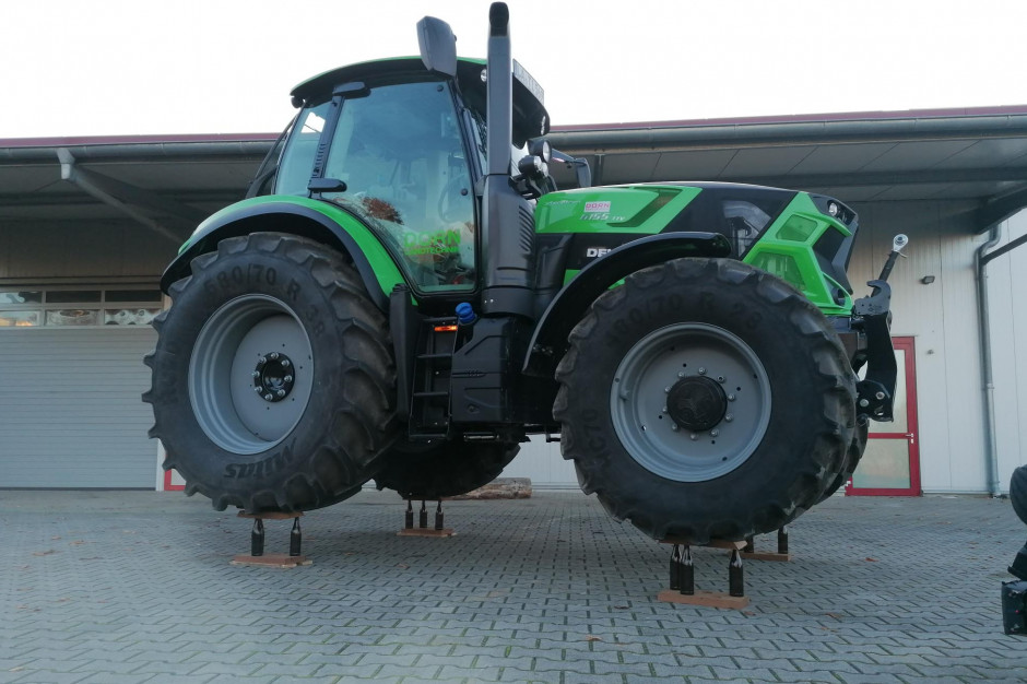 Prawie 8-tonowy Deutz-Fahr stoi na 12 szklanych butelkach, fot. mat. prasowe