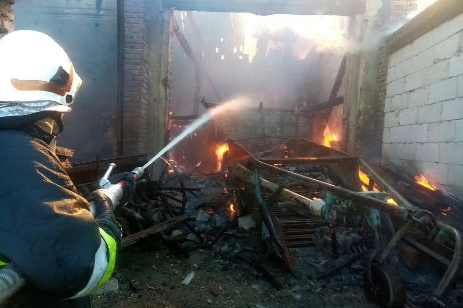 W budynku spłonęły dwa samochody i sprzęt rolniczy, fot. OSP Gracze