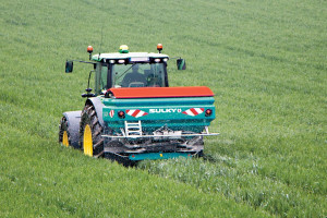 Nowy rozrzutnik Sulky kompensuje prędkość poruszania się zestawu
