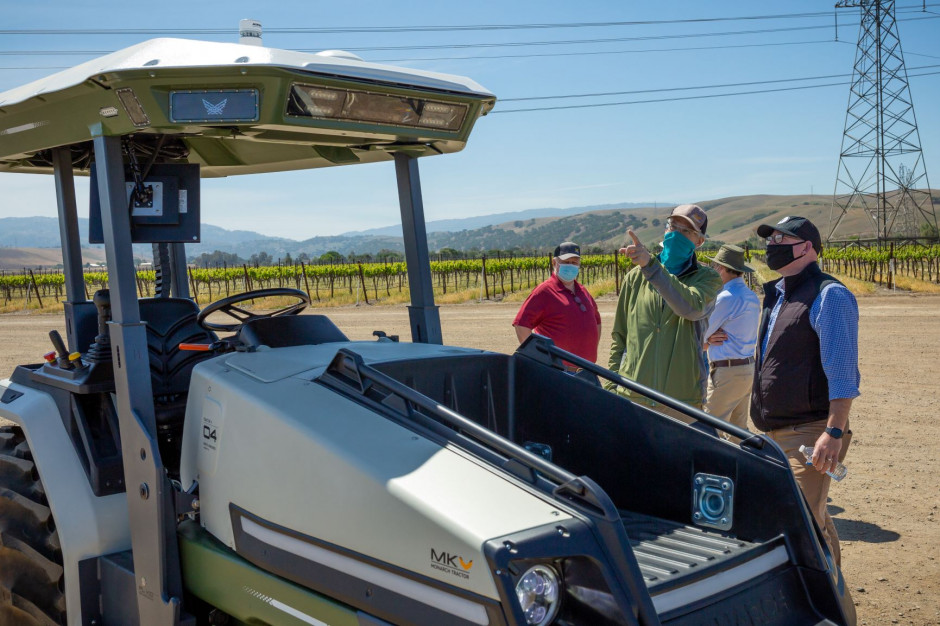 Wdrożenie pierwszego elektrycznego ciągnika Monarch w kalifornijskiej winnicy Wente, fot. Facebook/Monarch Tractor