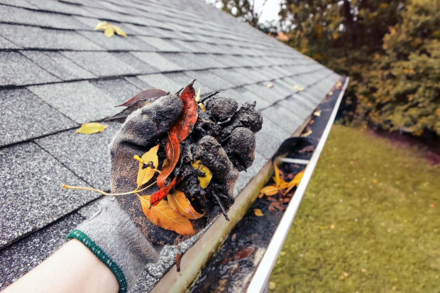 Jak prawidłowo zabezpieczyć pokrycie dachowe przed nadchodącą zimą?