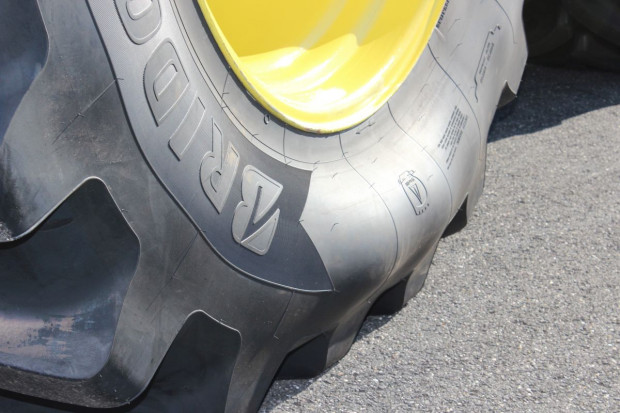 10- letnia gwarancja na radialne opony rolnicze Bridgestone . fot. Bridgestone 10-letnia gwarancja na radialne opony rolnicze