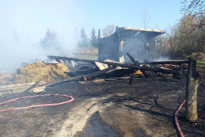 Zabawa dzieci zakończona pożarem stodoły i maszyn