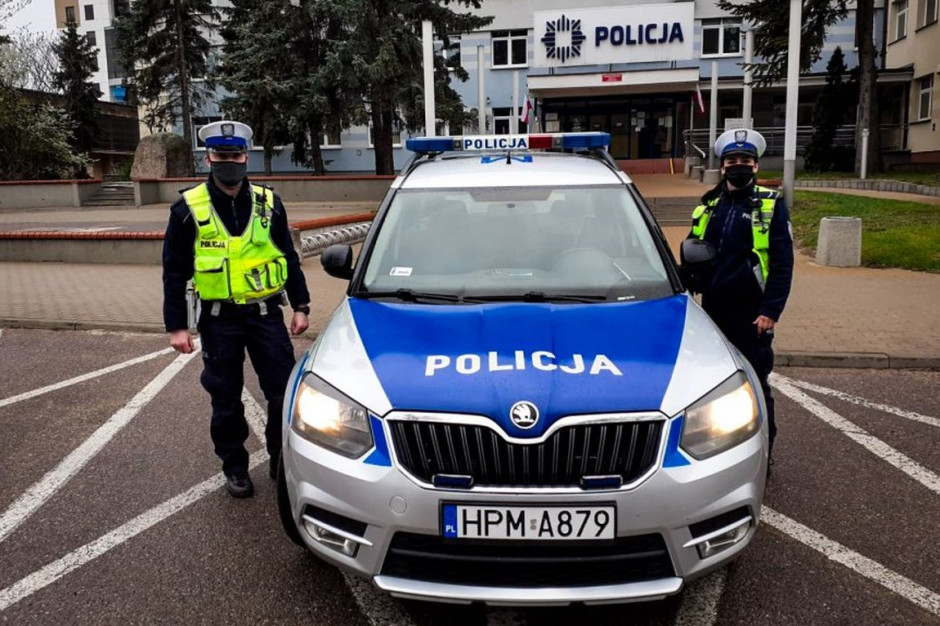 Policjanci pilotowali auto z poszkodowanym do szpitala, fot. KWP Białystok