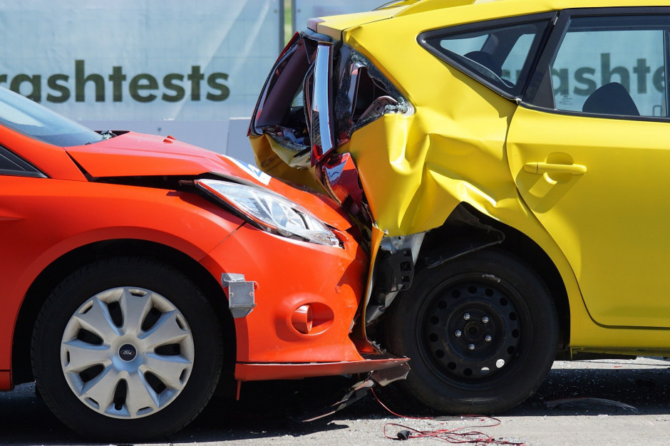 Czy ubezpieczyciel proponuje ci „na telefon” odszkodowanie za uszkodzone w wypadku auto? Nie musisz się na to godzić od razu! Foto. Marcel Langhim, Pixabaty