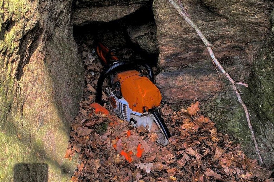 Jedna skradziona piła ukryta była w lesie, fot. KPP Jelenia Góra
