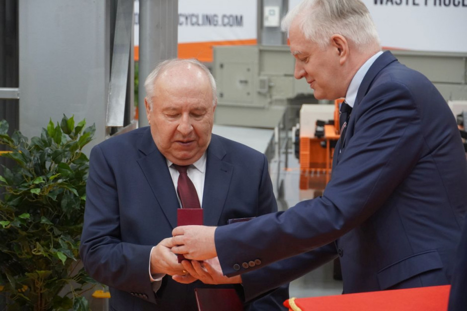 Z rąk Jarosława Gowina, prezes Sergiusz Martyniuk otrzymał odznakę honorową za zasługi dla rozwoju gospodarki Rzeczpospolitej Polskiej, fot.kh