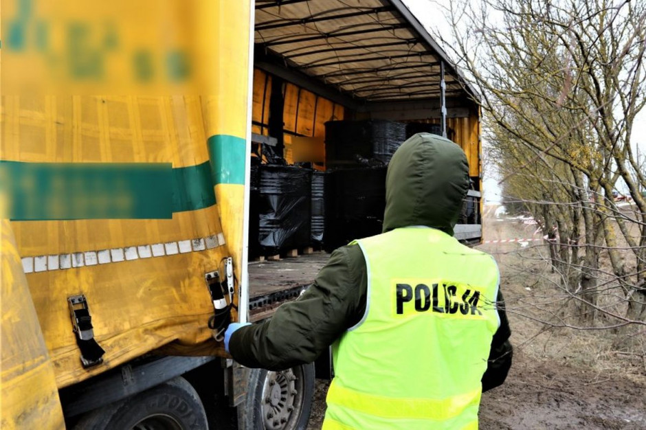 W porzuconej ciężarówce ujawniono groxne chemikalia, Foto ilustracyjne: Policja