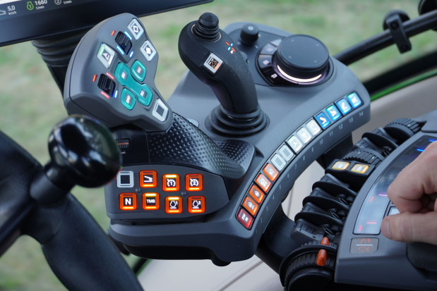 Producent wprowadzając nowości zadbał o to, aby ich obsługa opierała się na dotychczasowych schematach. Przykładowo, nowy joystick posiada niezmienione od lat funkcje, fot.kh