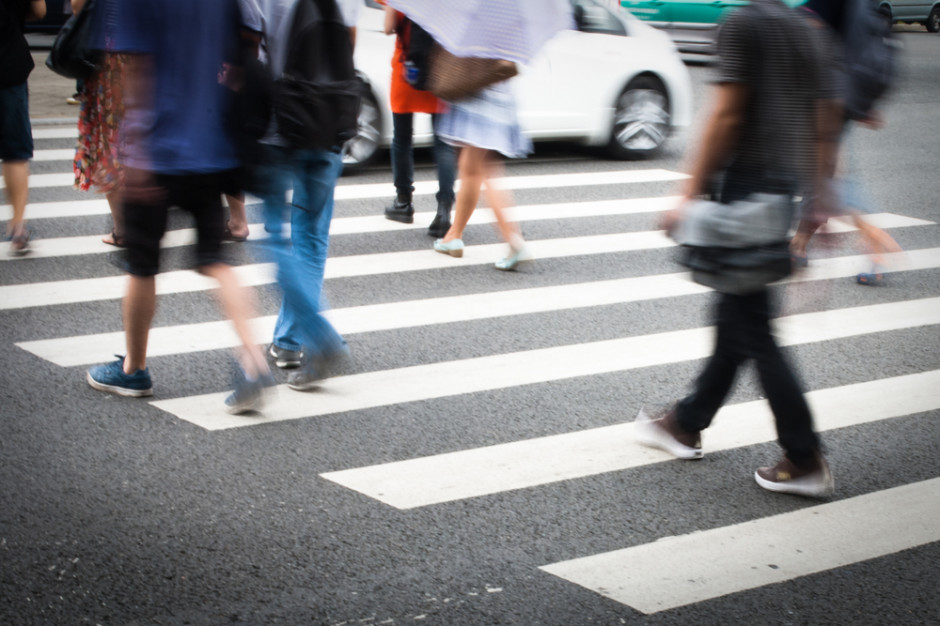 Zgodnie ze zmienionymi przepisami pieszy już znajdujący się na przejściu ma pierwszeństwo przed każdym pojazdem, fot. Shutterstock
