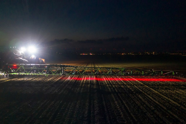 Dzięki oświetleniu LED, stosowanie technologii oprysku punktowego możliwe jest także w ciągu nocy fot. mat. prasowe