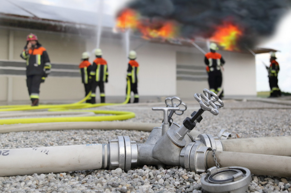 Posiadanie gaśnicy przez właścicieli instalacji fotowoltaicznych nie jest obowiązkowe. Warto pomyśleć o zakupie odpowiedniej gaśnicy, która sprawdzi się w pierwszych etapach wybuchu pożaru. Foto. Shutterstock