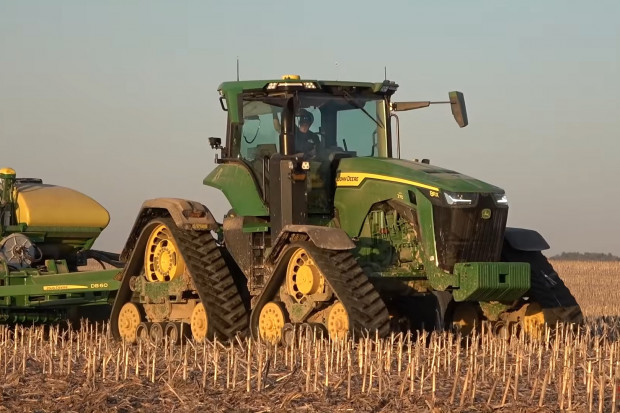 John Deere 8RX 370 w czasie pracy z prawie 18-metrowym siewnikiem rozwijał prędkość prawie 9 km/h fot. bigtractorpower/YouTube