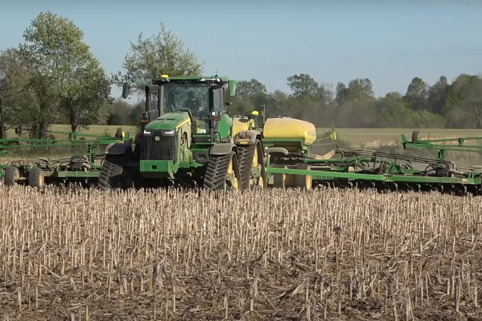 Widok tak szerokiej maszyny rolniczej zdecydowanie robi wrażenie fot. bigtractorpower/YouTube