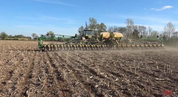 Widok tak szerokiej maszyny rolniczej zdecydowanie robi wrażenie fot. bigtractorpower/YouTube