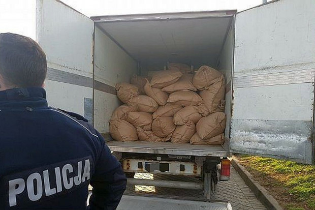 Policjanci przejęli blisko 17 ton nielegalnego tytoniu