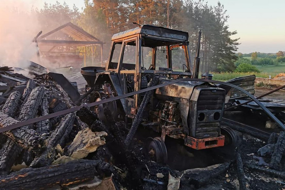W zabudowaniach spłonął m.in. ciągnik rolniczy, fot. OSP Raduń