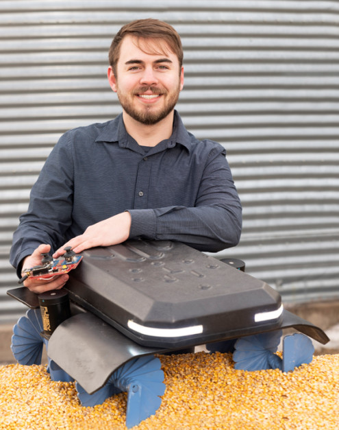Współtwórca robota Ben Johnson wraz z urządzeniem, które stworzył Zdjęcie: Grain Weevil