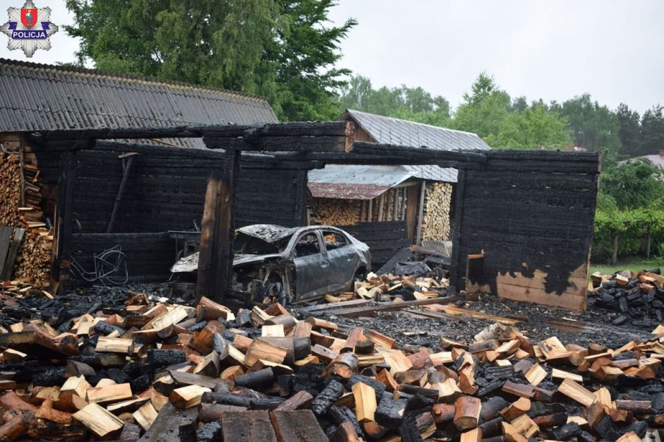 W stodole pod Zamościem spłonął m.in. samochód, fot. KM PSP Zamość