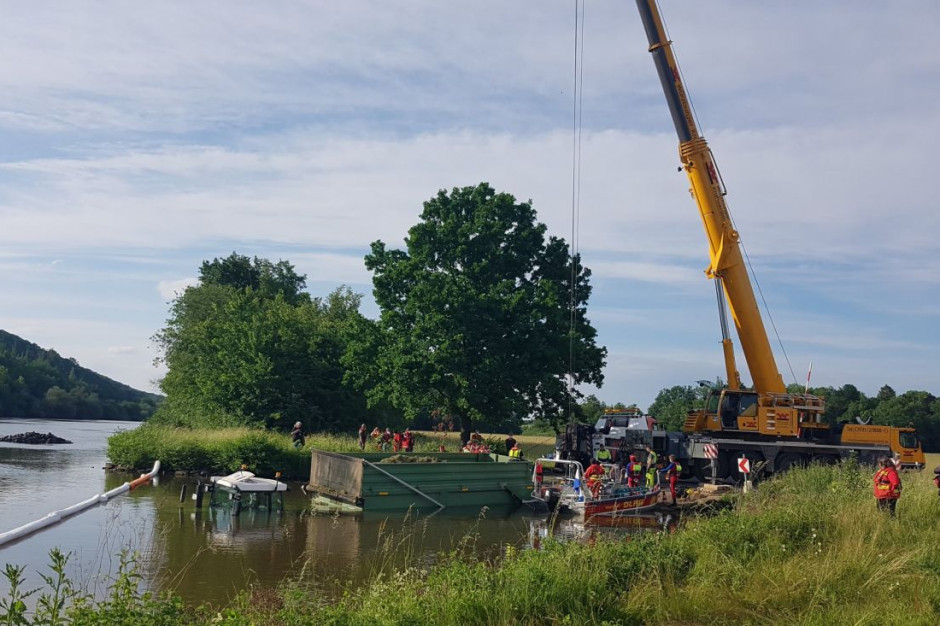Fendt z przyczepą wyładowana sianem zjechał z promu do rzeki, fot. Ochotnicza Straż Pożarna Wipfeld