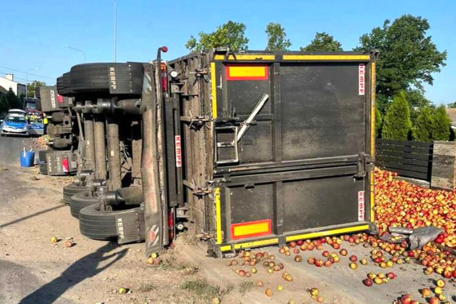 Z przewróconej ciężarówki wysypały się na drogę jabłka, fot. Policja
