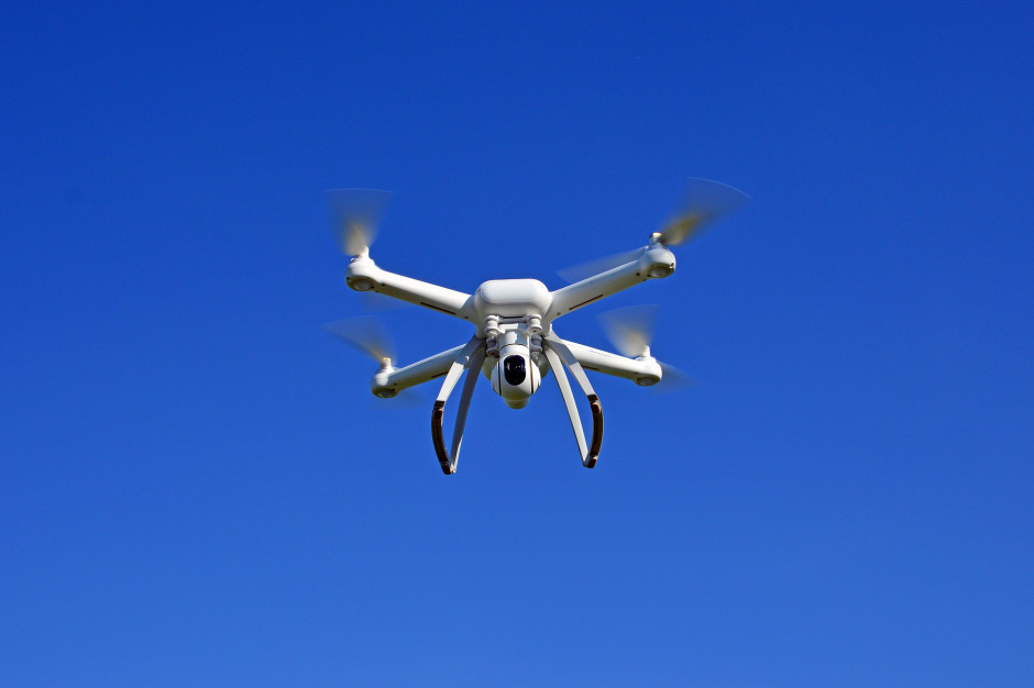 Rolnik poczuł się zagrożony obecnością drona i go zestrzelił. Zdjęcie: Gábor Adonyi/Pixabay