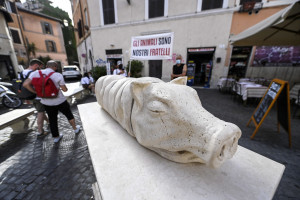 Włochy: Pomnik pieczonego prosiaka rozjuszył rzymian