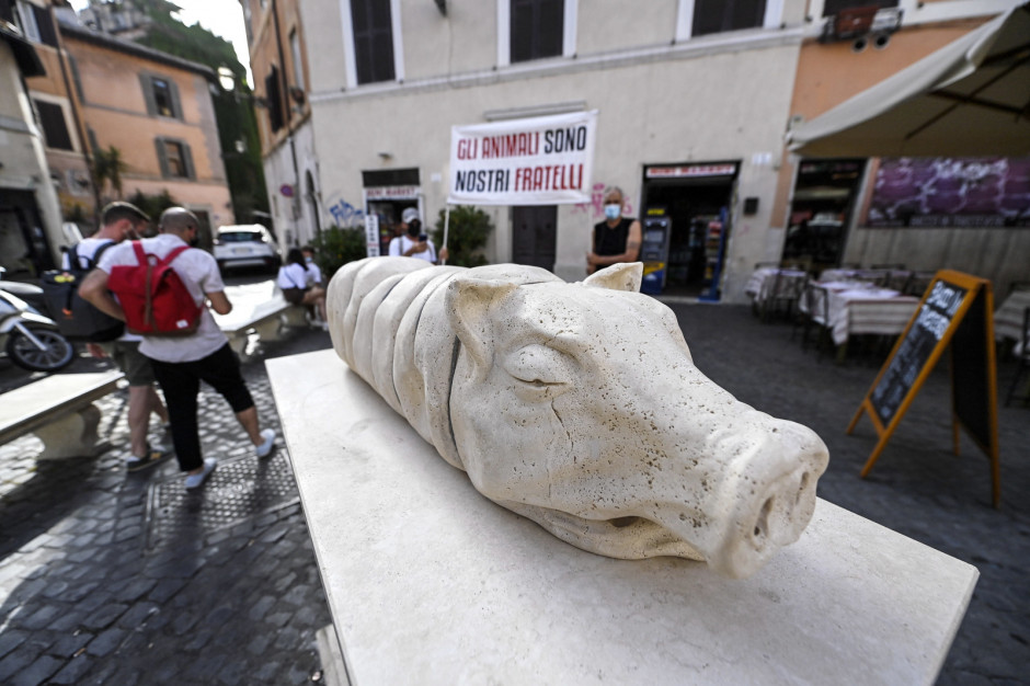 Wykonany z trawertynu dwutonowy pomnik pieczonego, związanego prosiaka, zwanego po włosku "porchetta" pojawił się w rejonie restauracji, PAP/EPA/Riccardo Antimiani