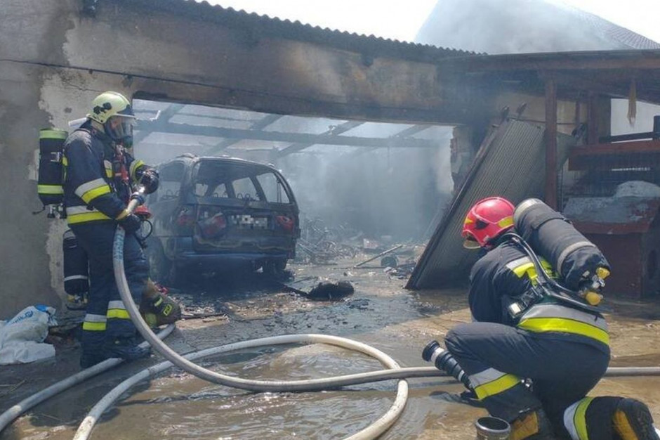 W budynku spłonął samochód osobowy, Foto: PSP Kędzierzyn-Koźle