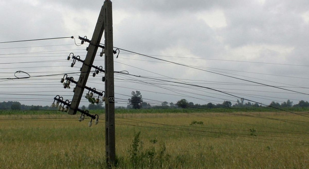 Śląskie: Po gwałtownych burzach część odbiorców zostało pozbawionych dostaw prądu