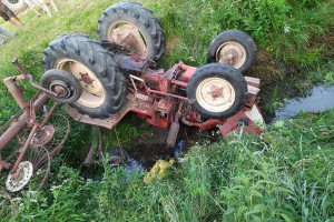 Tragiczny wypadek na łące - rolnik przygnieciony traktorem