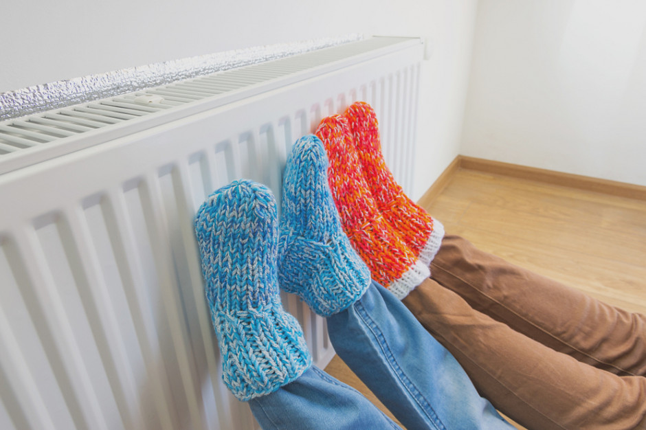 Proste czynności, takie jak instalowanie termostatów na grzejnikach, obniżanie temperatury w pomieszczeniach, pomogą obniżyć rachunki za ogrzewanie. Foto. Shutterstock