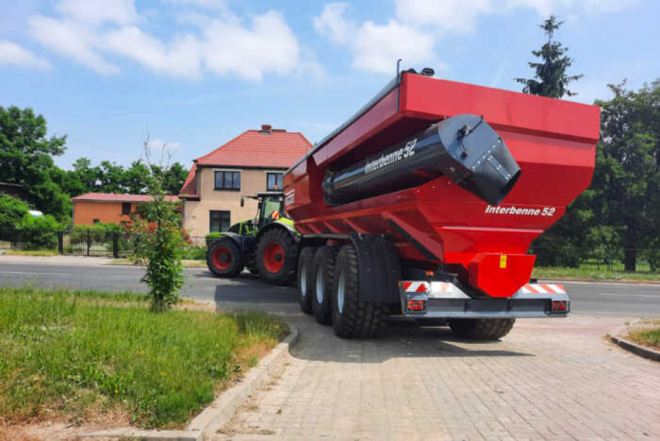 Ślimak wyładowczy przyczepy Interbenne może pracować w każdym położeniu roboczym. Zdjęcie: Perard