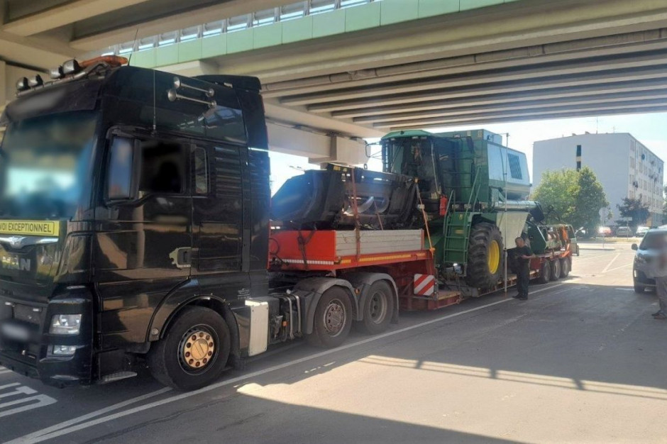 Tira z kombajnem na lawecie uznano za transport ponadgabarytowy, Foto: WITD Rzeszów