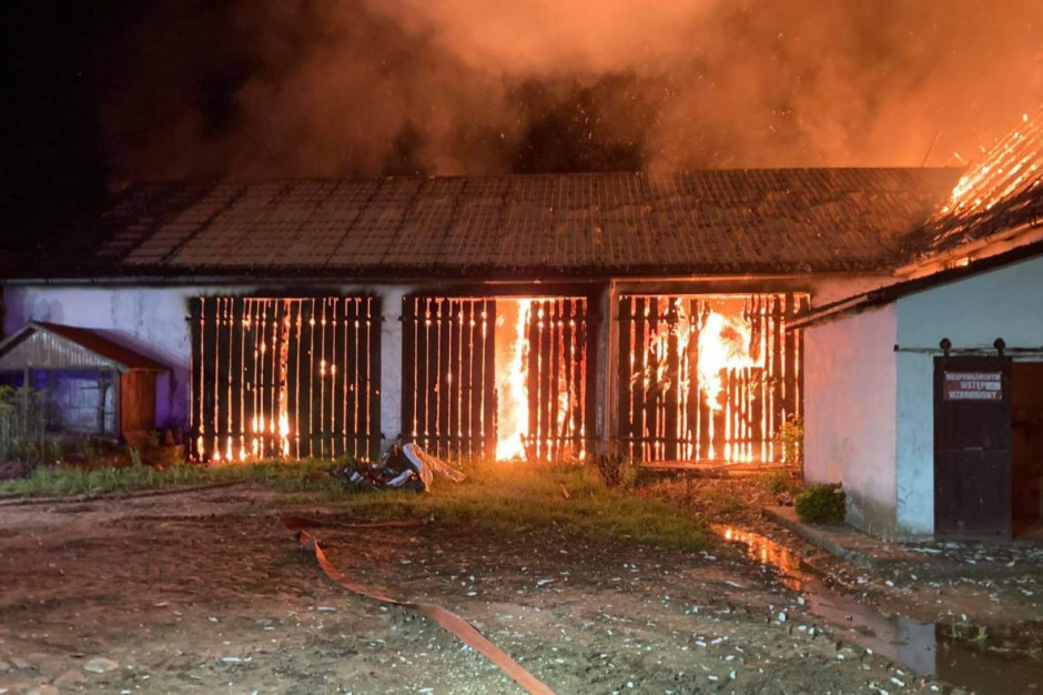 Ogień szalał m.in. we wnętrzu stodoły z sianem i słomą, Foto: KP PSP Kartuzy