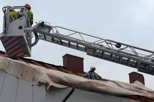 PSP: prawie 4,8 tys. interwencji po burzach, które przechodzą przez Polskę; 110 uszkodzonych dachów