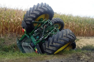 Traktorzyści ucierpieli pod traktorami