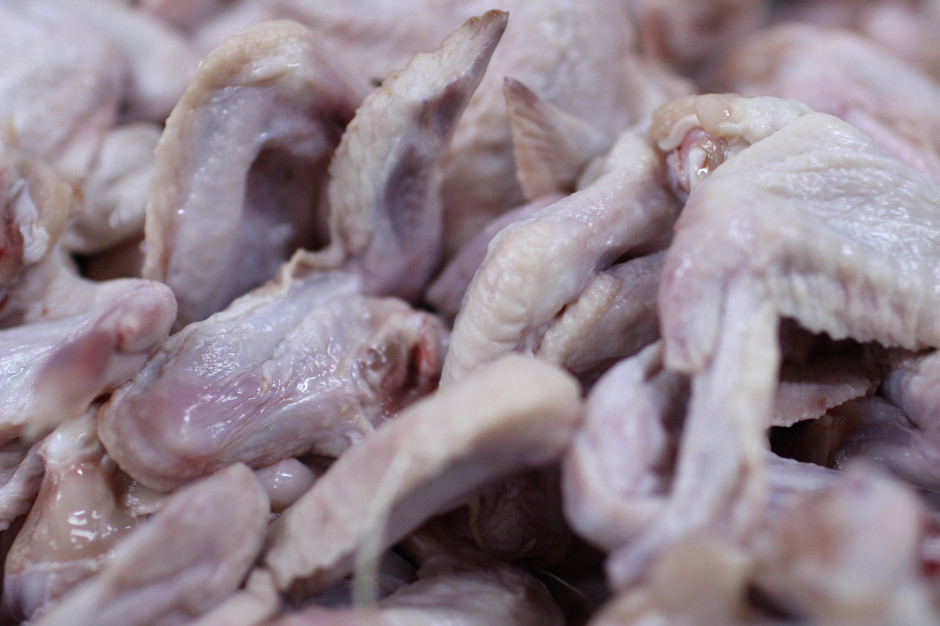 Podczas pandemii skrzydełka z kurczaka były jedną z najczęściej wybieranych potraw z kategorii "comfort food" (fot. Ekoanug; pixabay.com).